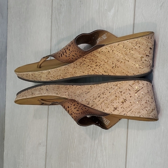 Clarks "Like New"Womens T Strap Wedge Comfort Sandals shoes sz 8M - Picture 6 of 11